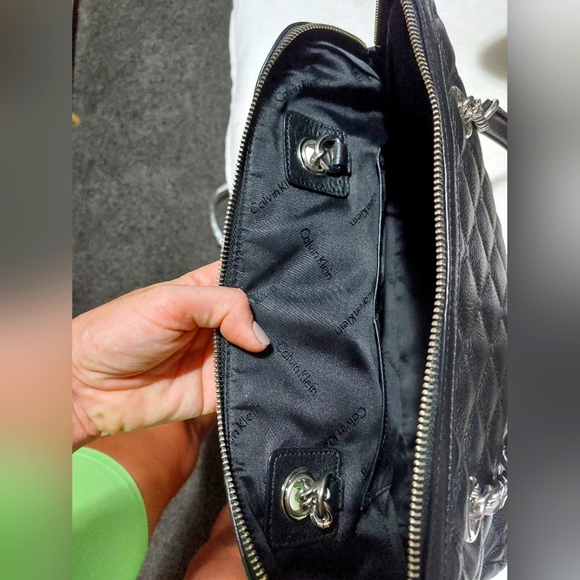 Calvin Klein Quilted Leather Shoulder Bag - Picture 8 of 10